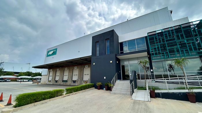 Industrial warehouse to rent in Pomona, 20 docked doors, shared yard access.
