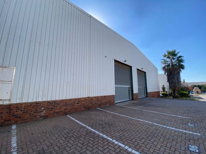 Industrial unit to rent in Randjespark with secure access and ample space.