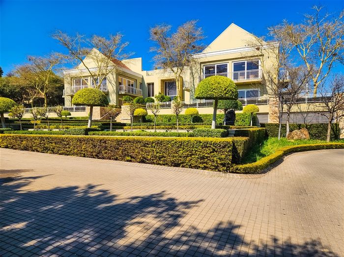 Fourways office to rent: 213m², boardroom, balcony, parking, and amenities nearby.