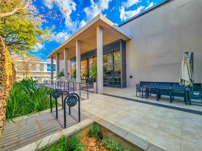 Fourways office to rent: spacious layout, meeting rooms, parking, and security features.