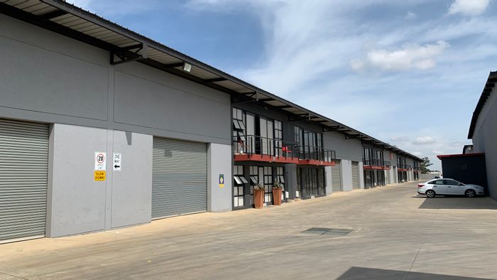 Industrial warehouse to rent in Pomona with office, truck access, and security.