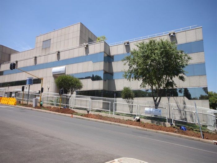 To Rent: 857 m² Office in Rosebank with security, parking, and retail access.