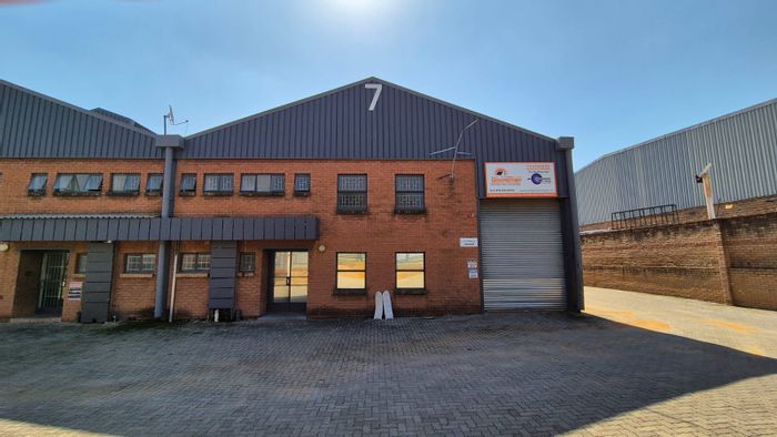 Industrial mini warehouse in Silvertondale, 319m2 with office and secure access. To Rent.