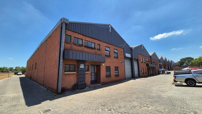 Industrial mini warehouse in Silvertondale, 319m2 with secure access and amenities.