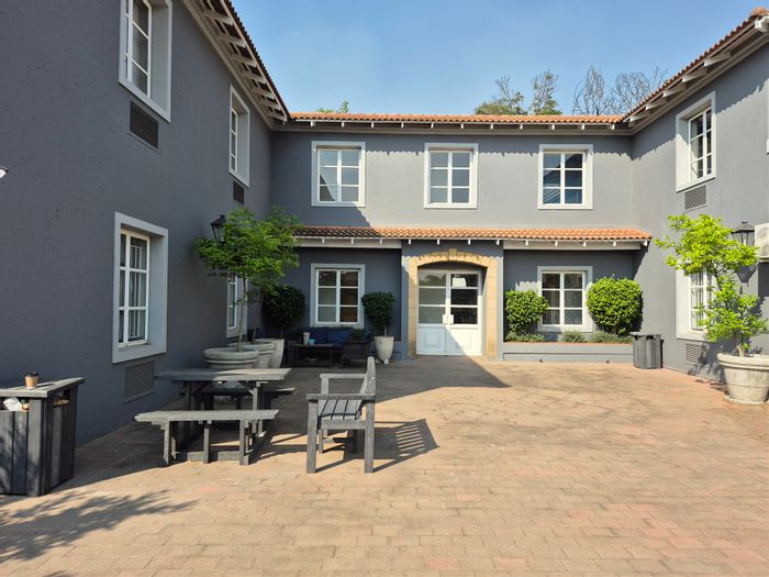 Office To Rent in Hyde Park: Fitted suite, kitchen, patio, 24-hour security.