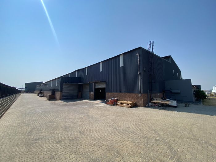 Industrial property to rent in Knopjeslaagte with 24/7 security and ample parking.