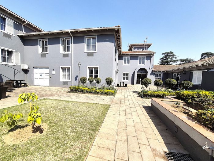 140m² Office Suite To Rent in Hyde Park with 24-hour security and amenities.