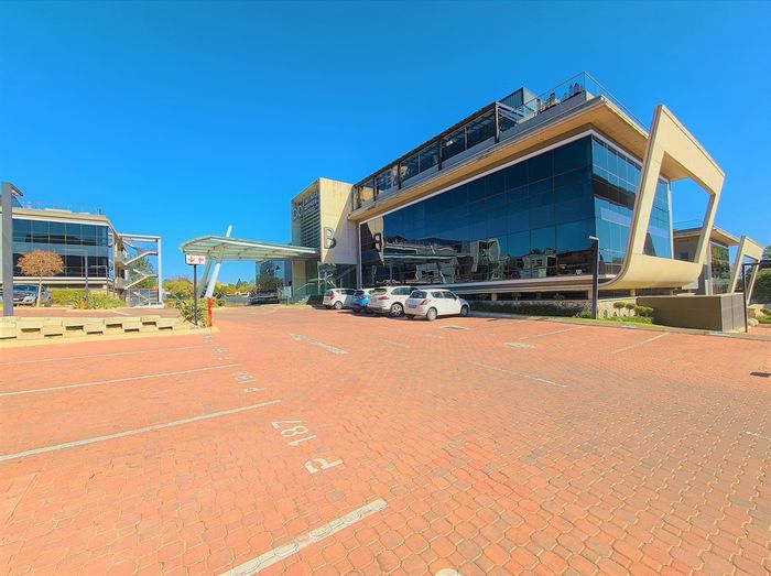 Fourways Office To Rent: Open-plan space, boardrooms, balcony, and ample parking.