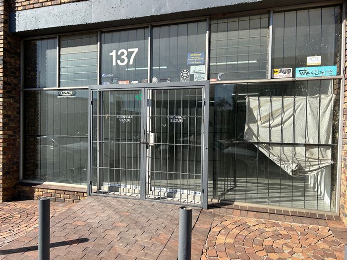 Retail unit to rent in Edenvale Central, 155m2, high foot traffic, prepaid electricity.