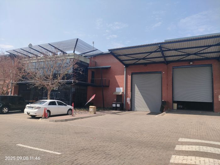 Industrial space in North Riding to rent: 1,050m² with showroom, offices, and warehouse.
