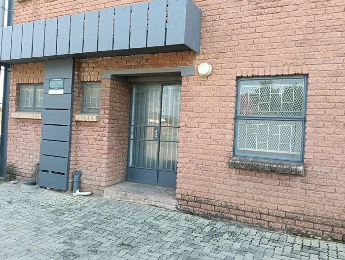 Industrial warehouse to rent in Silvertondale with ample workspace and amenities.