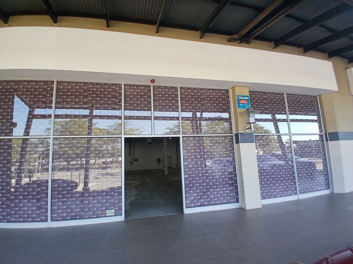 Retail space to rent in Cashan, ideal for high foot traffic and branding.