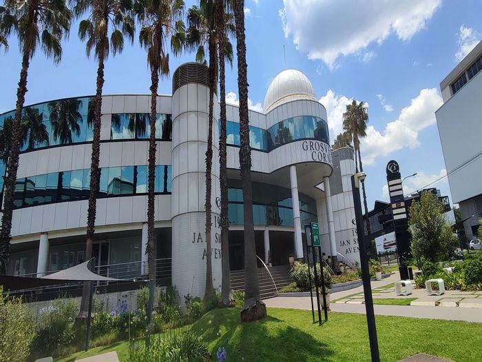 Office to Rent in Rosebank: Fully fitted, balcony, prime location, ample parking.