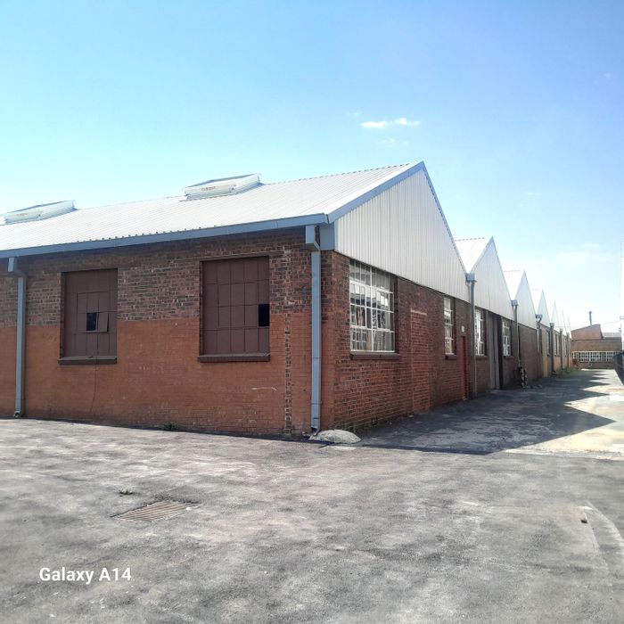Industrial warehouse to rent in New Era: 2000 sqm, secure, flexible partitioning.