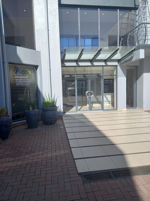 Kyalami Estates Office To Rent: Secure park, fiber access, prime location near highways.