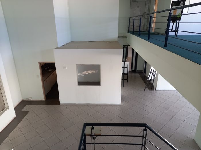 Kyalami Park Office To Rent: Secure space with fiber, near major highways.