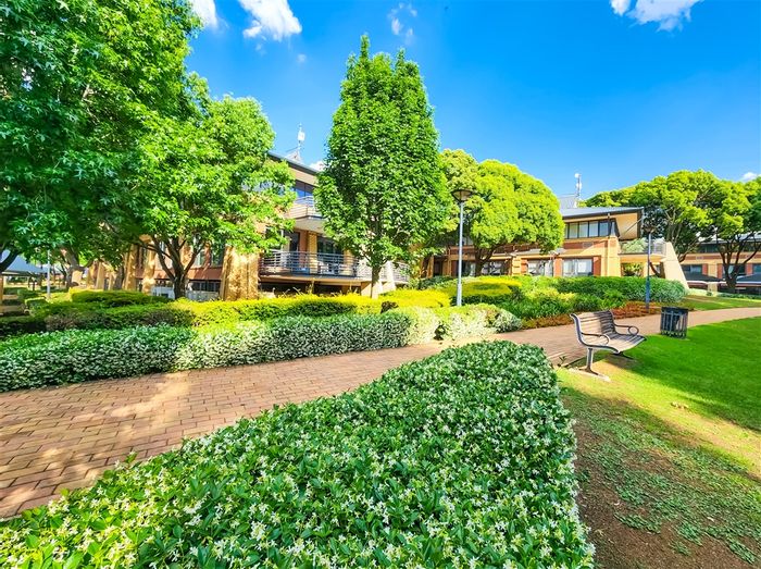 To Rent: Office in Constantia Kloof with boardrooms, open spaces, and lake views.