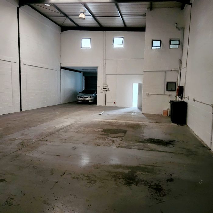 Industrial Space To Rent in Beaconvale: Secure park, office, parking, 3-phase power.