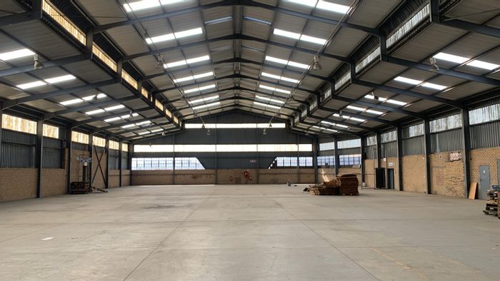 Industrial warehouse to rent in Meadowdale with ample power and yard space.