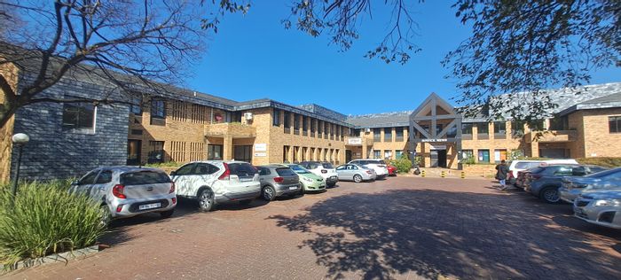 195m² office to rent in Waterfall, customizable layout, 24/7 access, secure parking.
