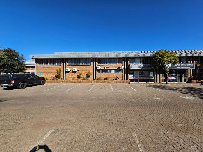 Industrial warehouse in Hennopspark Industrial, 820 sqm, to rent with offices.
