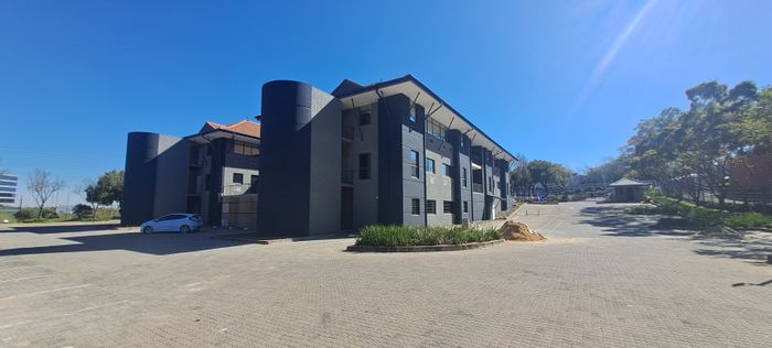 To Rent: Spacious Office in Waterfall with 142 parking bays and security features.