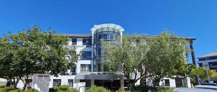 Office To Rent in Tyger Valley: 345m² with boardroom, kitchen, and secure parking.