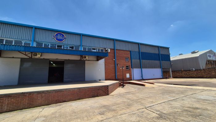 Industrial Warehouse To Rent in Silvertondale: 2,262m² with loading bays and offices.