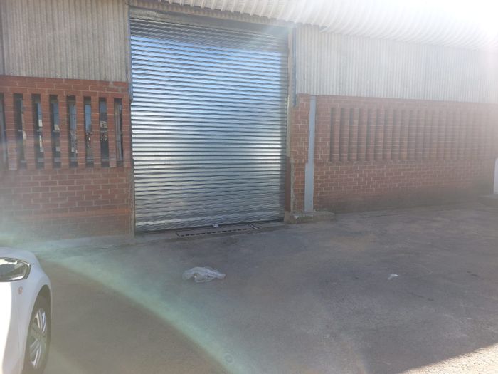 Spacious industrial warehouse available to rent in Newcastle Central, 475 m².