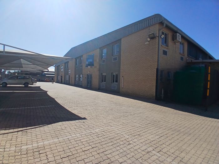 Industrial Warehouse To Rent in Oos Einde with washbay, security, and office space.