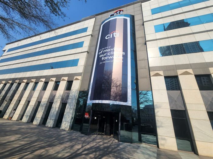 Prime Sandown office to rent, featuring meeting rooms and on-site amenities.