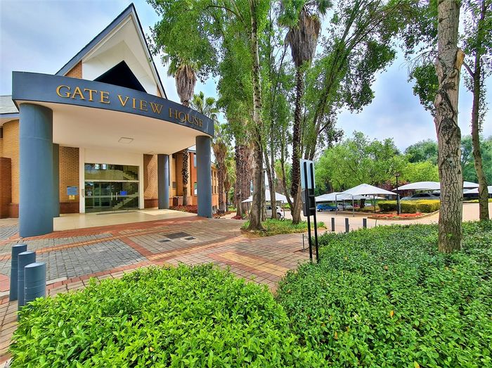 Office to Rent in Constantia Kloof: Boardroom, server room, landscaped gardens, ample parking.