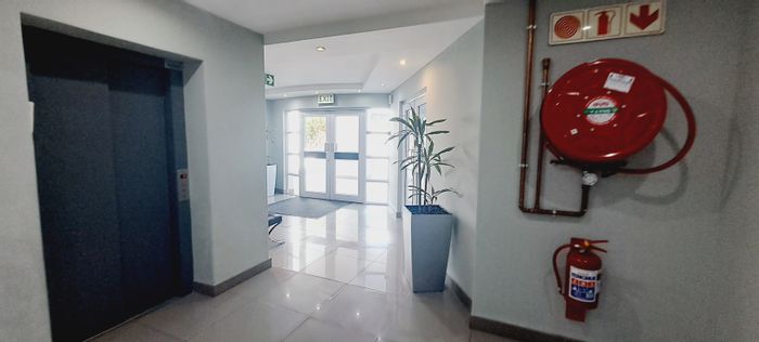 Commercial Medical Suite To Rent in Plattekloof with flexible layout and parking.