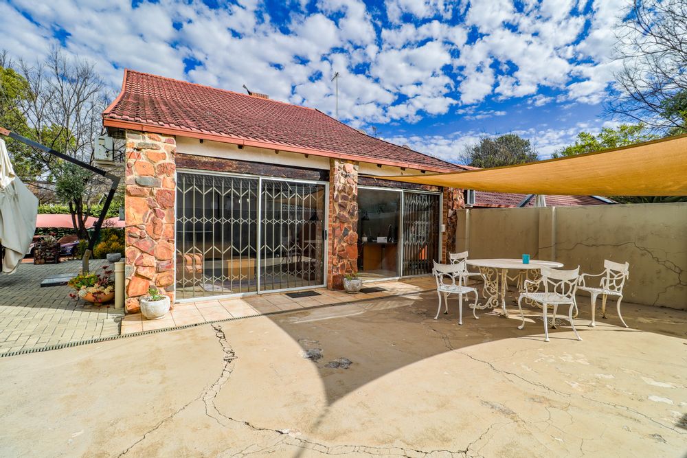 OFFICE: Entertainment area