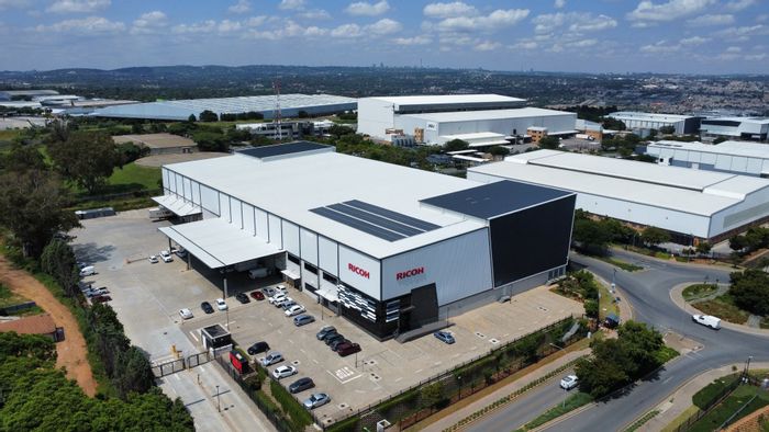 Industrial warehouse to rent in Linbro Park with ample yard and power.