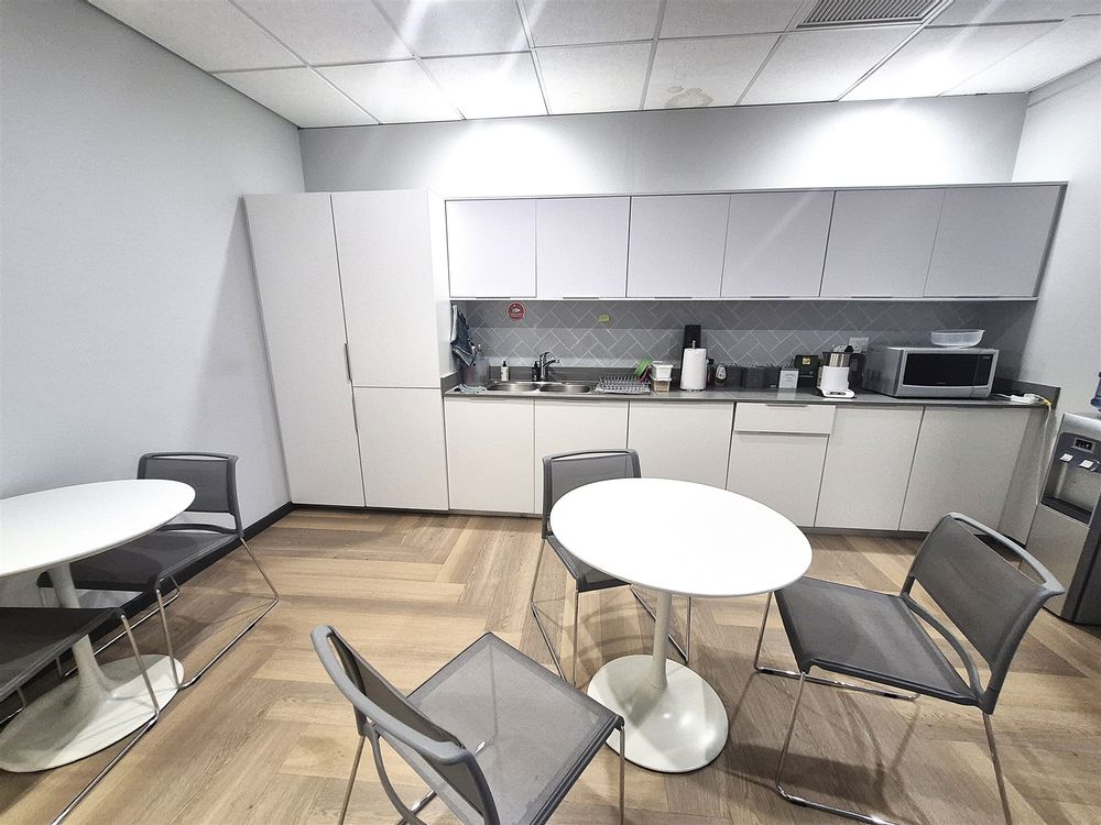 Offices to let-Oxford Corner-Rosebank-2nd Fl,475m² (4