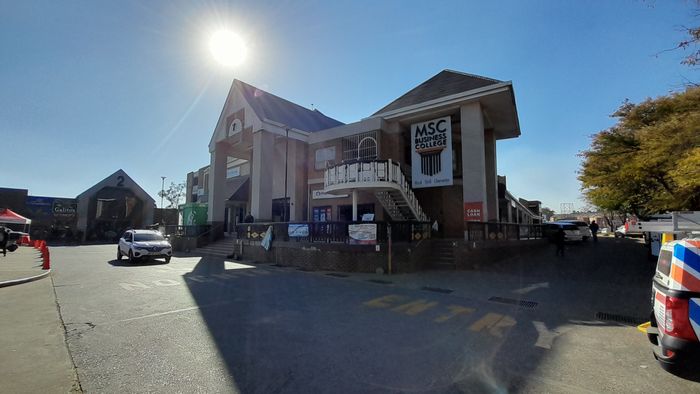 To Rent: 1,141m² Office in Halfway House Estates with 24/7 security and parking.
