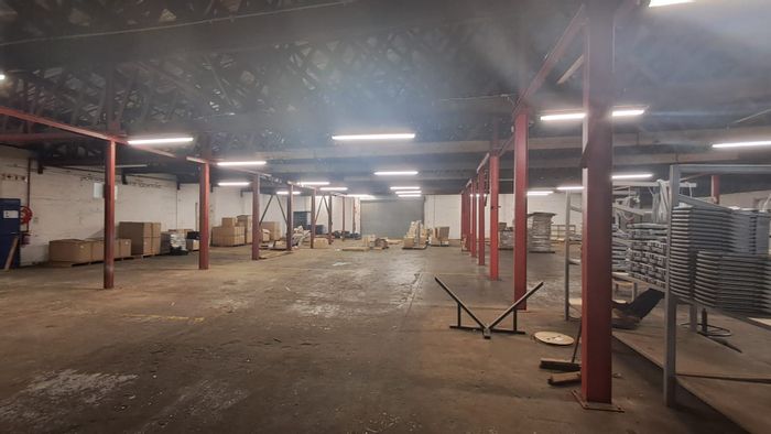 To Rent: Industrial complex in Clayville East with two warehouses, 2899m² total.