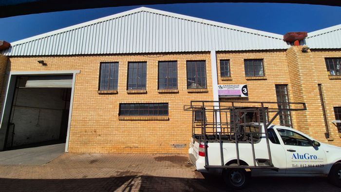 Industrial warehouse in Silverton to rent with offices, parking, and secure access.