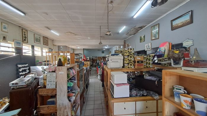 Heidelberg Central Retail For Sale: Four shop sections, flexible space, high foot traffic.