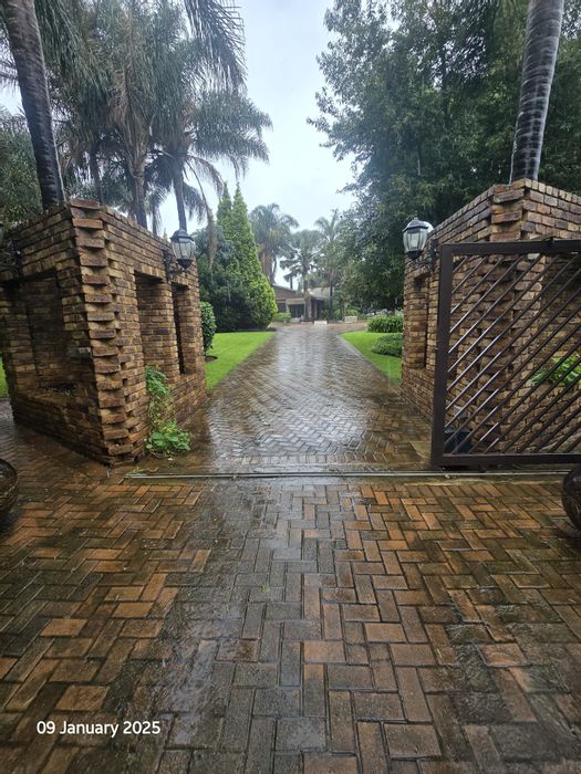 For Sale: Farm in Rayton Central with 5 beds, pool, and business potential.