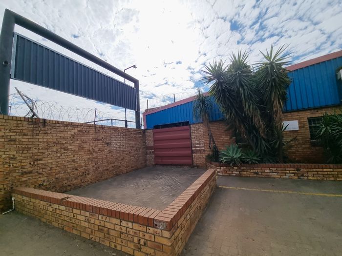 Commercial Property For Sale in Lower Bo-Dorp: Offices, Boardroom, Workshops, Parking.