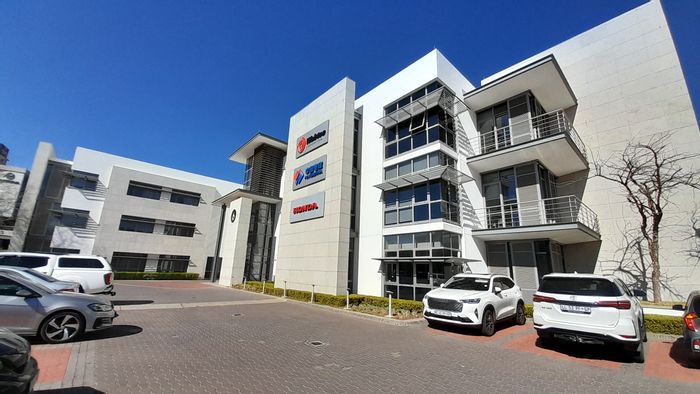 To Rent: 536m² Office in Waterfall with balcony, air conditioning, and communal amenities.