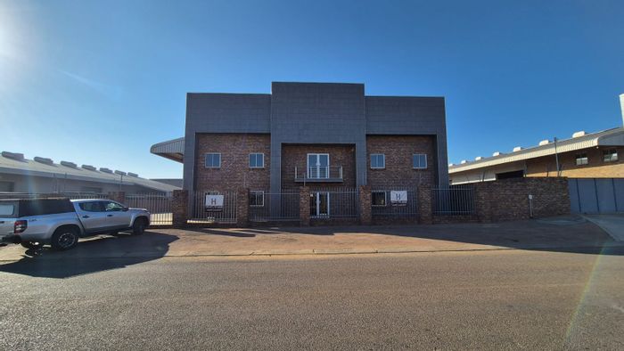 Industrial space to rent in N4 Gateway Industrial Park with ample amenities.