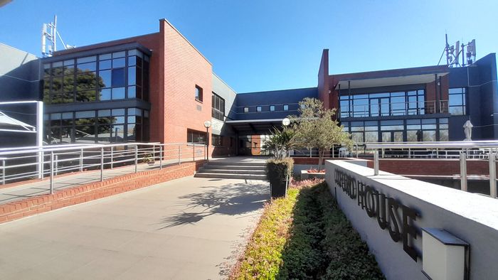 Office to Rent in Carlswald: 781m² with boardrooms, kitchen, and secure access.