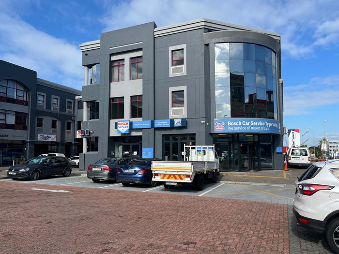 Spacious 340m2 office in Bo Oakdale, secure parking, flexible lease terms. To Rent.