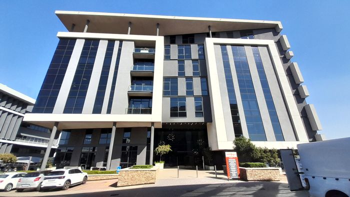 To Rent: 24m² Office in Waterfall with security, parking, and communal amenities.