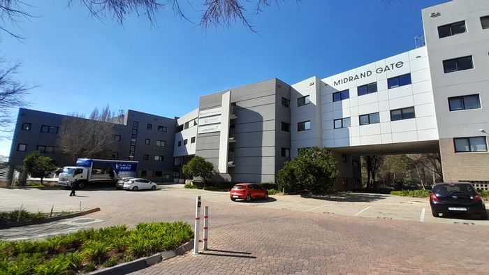 Carlswald Office To Rent: 738m², secure building, parking, communal amenities, great location.