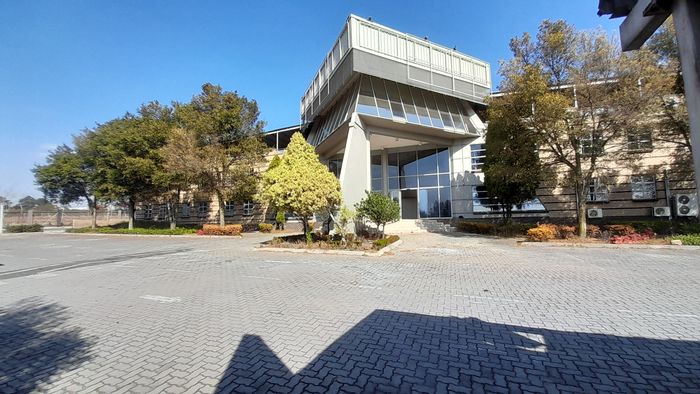 Carlswald Office To Rent: 648m², five offices, communal amenities, 24/7 security.