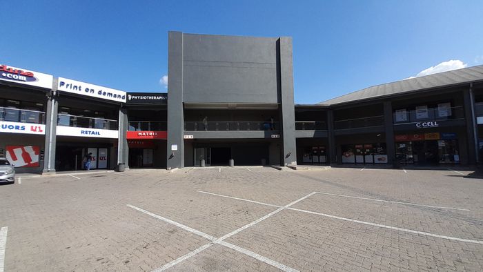 Retail space to rent in Kyalami: 1,522m², hoist lift, prime visibility.
